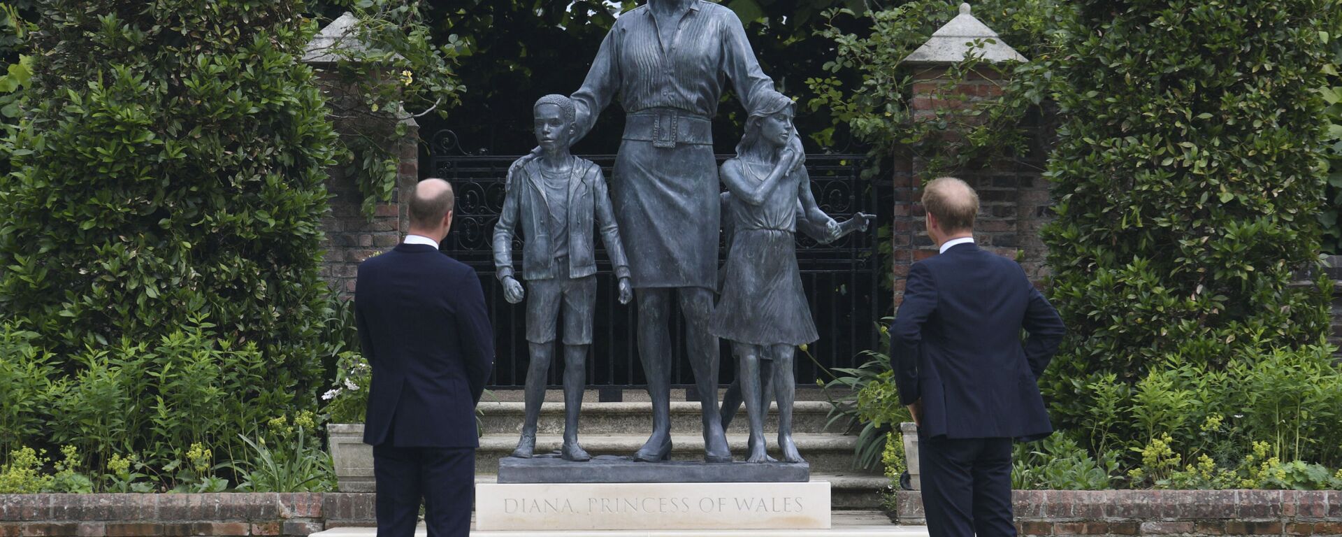 Принц Уильям и принц Гарри у памятника своей матери принцессе Диане в саду Кенсингтонского дворца в Лондоне, Великобритания - Sputnik Грузия, 1920, 02.07.2021