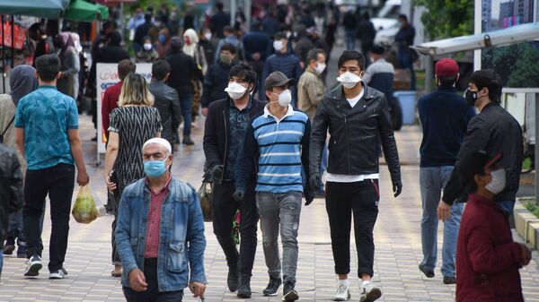 Прохожие в защитных масках на одной из улиц в Душанбе - Sputnik Грузия