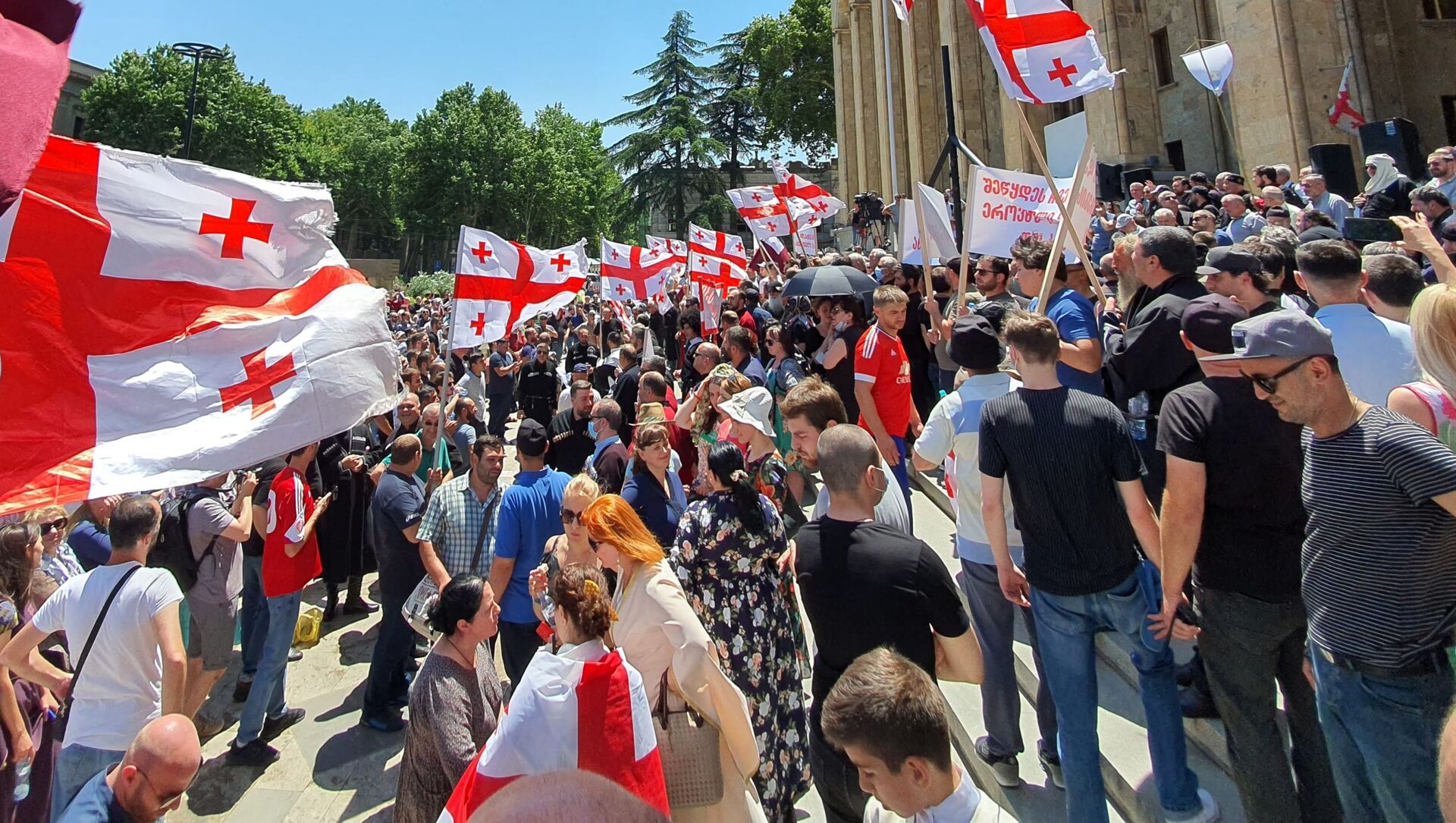 Противники ЛГБТ сообщества и Тбилиси прайда у здания парламента Грузии 5 июля 2021 года - Sputnik Грузия, 1920, 05.07.2021
