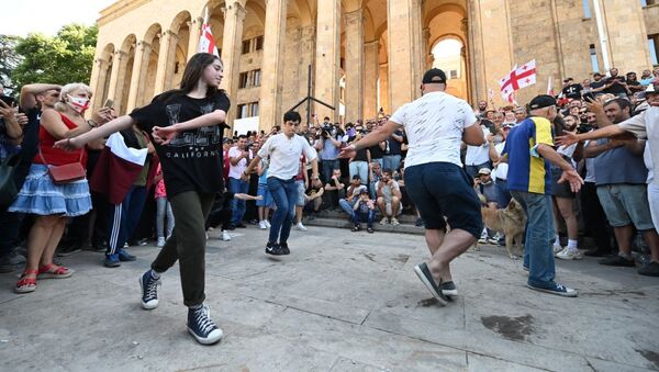 Грузинские танцы. Акция противников Марша достоинства и ЛГБТ сообщества 5 июля 2021 года - Sputnik Грузия