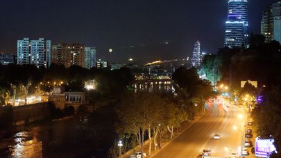 Вид на город Тбилиси ночью - городской пейзаж, вид на набережную и небоскребы