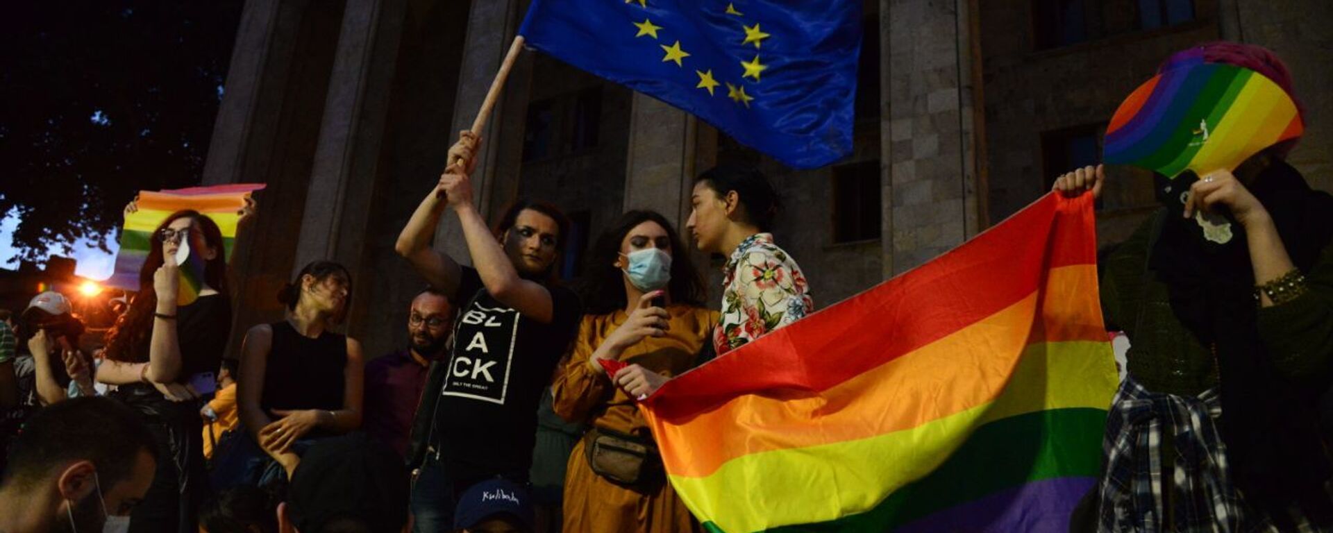 Противостояние у парламента Грузии 6 июля 2021 года. Сторонники ЛГБТ на акции молчания - Sputnik Грузия, 1920, 07.07.2021