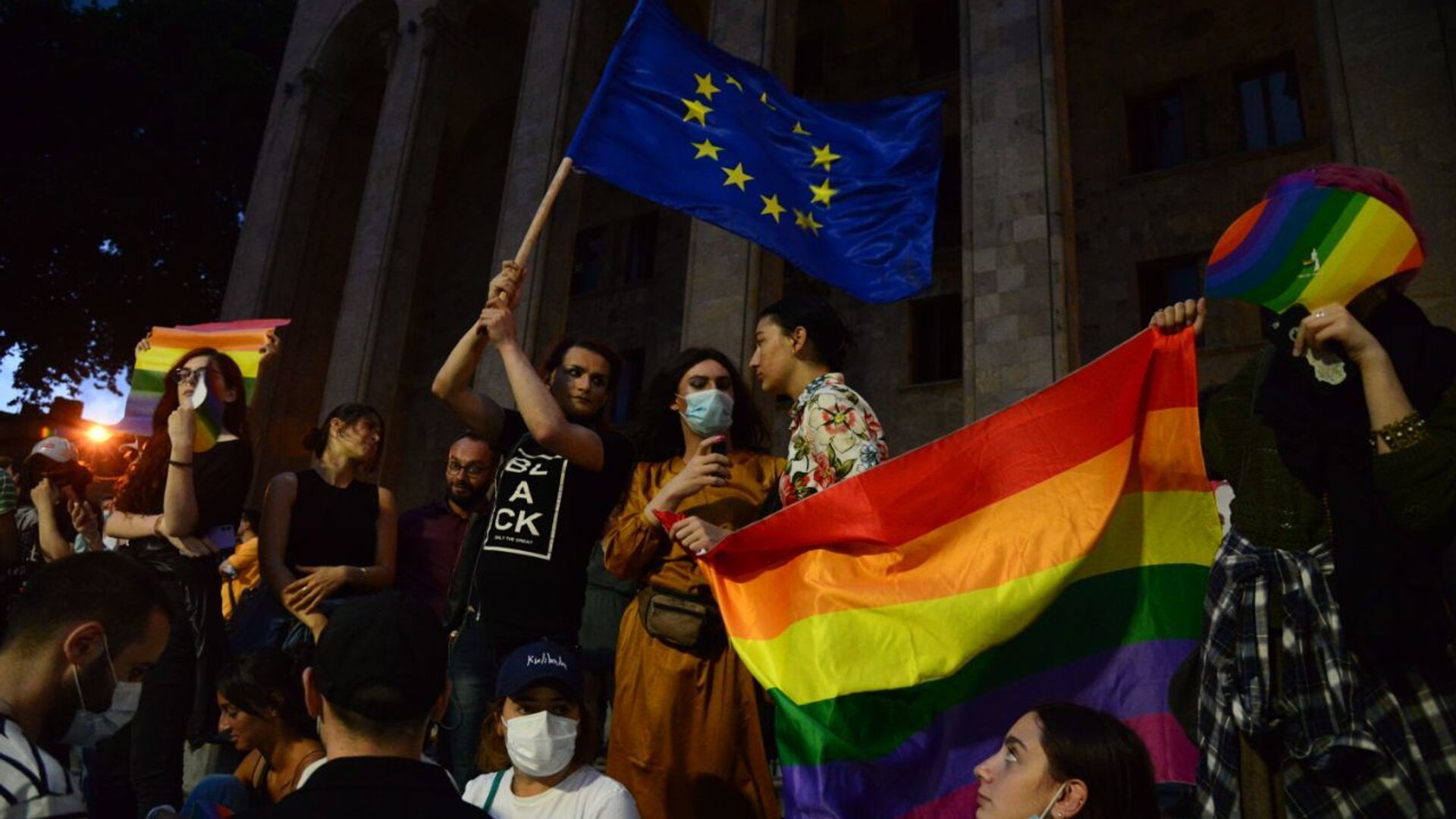 Противостояние у парламента Грузии 6 июля 2021 года. Сторонники ЛГБТ на акции молчания - Sputnik Грузия, 1920, 07.07.2021