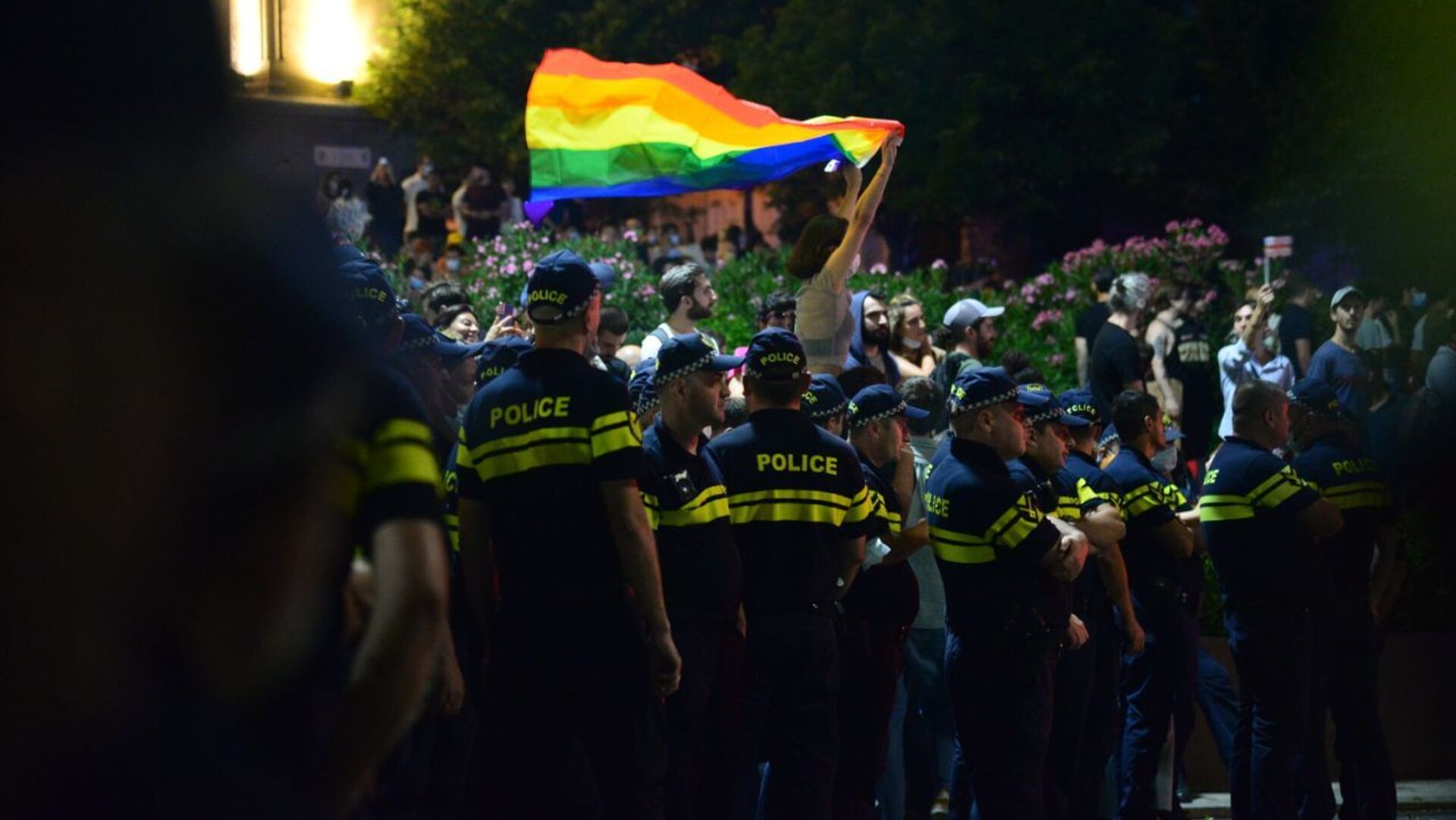 Противостояние у парламента Грузии 6 июля 2021 года. Один из участников акции молчания держит флаг ЛГБТ - Sputnik Грузия, 1920, 16.05.2022
