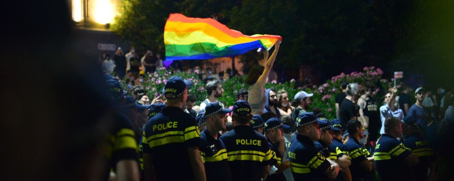 Противостояние у парламента Грузии 6 июля 2021 года. Один из участников акции молчания держит флаг ЛГБТ - Sputnik Грузия, 1920, 06.07.2021