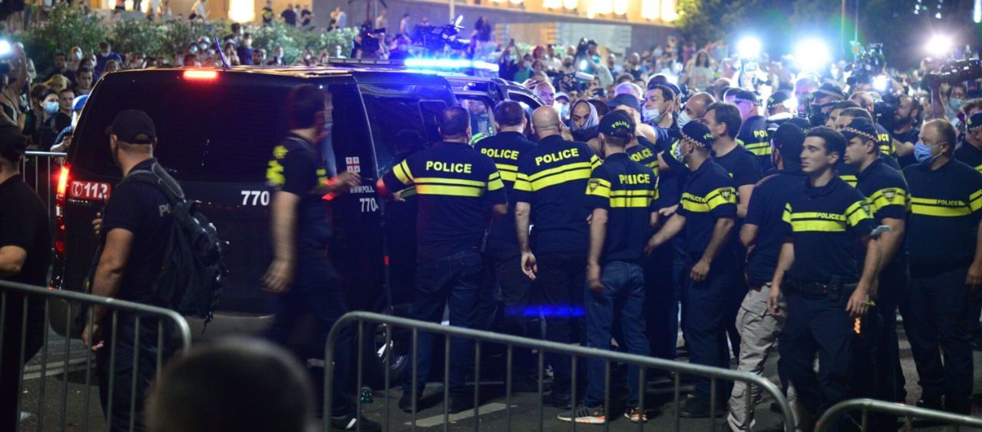 Противостояние у парламента Грузии 6 июля 2021 года. Полицейские задерживают протестующих - Sputnik Грузия, 1920, 07.07.2021
