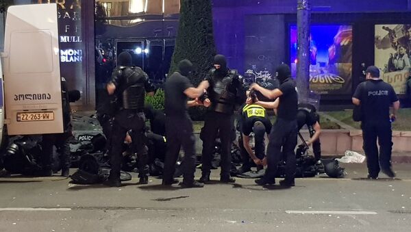 Противостояние у здания парламента Грузии. Полицейский спецназ готовится к операции. 6 июля 2021 года - Sputnik Грузия