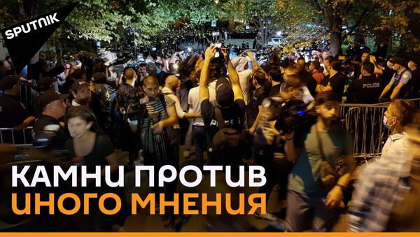 Град камней обрушился на журналистов и акцию у парламента Грузии - видео - Sputnik Грузия