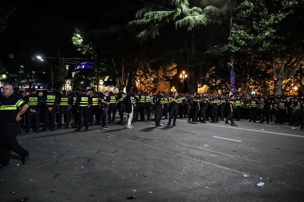 Противостоящие стороны разделяли полицейские кордоны - Sputnik Грузия