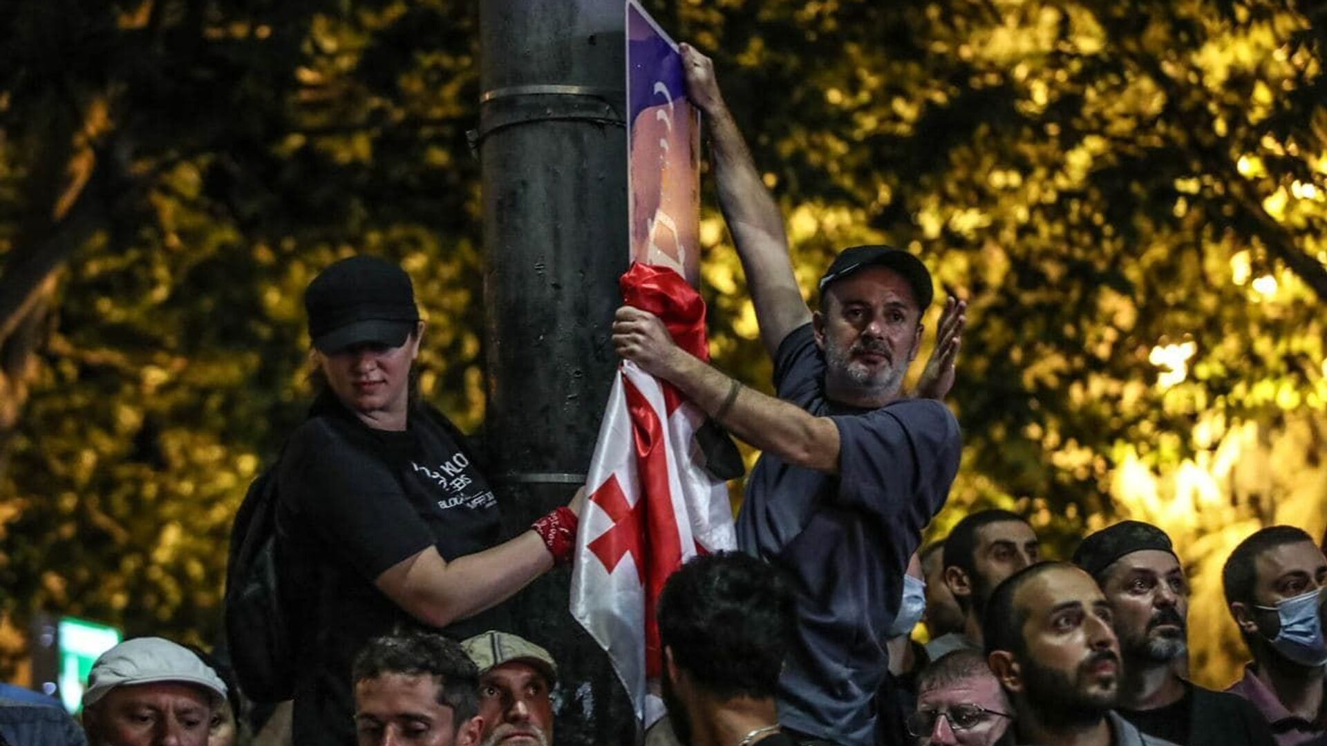 Противостояние у парламента Грузии 6 июля 2021 года. Традиционалисты держат грузинский флаг в руках - Sputnik Грузия, 1920, 07.07.2021