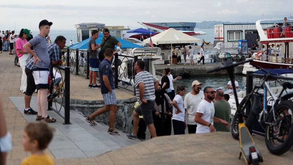 Туристы в батумском порту у прогулочных яхт и катеров - Sputnik Грузия
