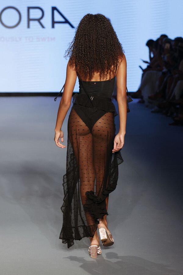 Модель в бикини на модном показе Miami Swim Week в Майами - Sputnik Грузия