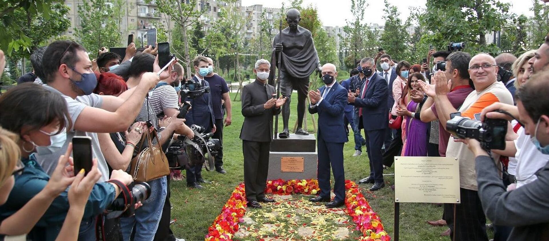 Открытие памятника Махатмы Ганди в Тбилиси - Sputnik Грузия, 1920, 04.08.2021