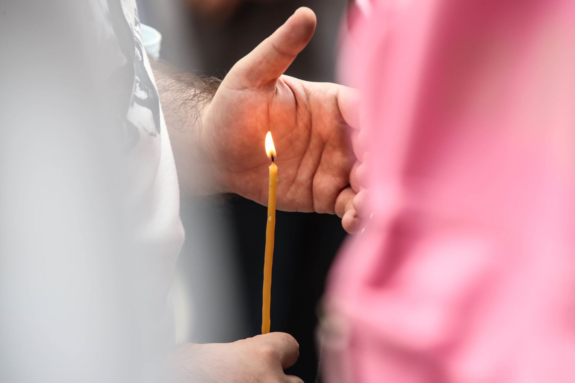 Верующие держат в руках горящие свечи во время молитвы - Sputnik Грузия, 1920, 28.10.2022