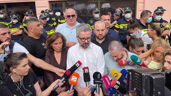 Ника Гварамия и журналисты делают заявление у офиса правящей партии Грузинская мечта 11 июля 2021 года - Sputnik Грузия