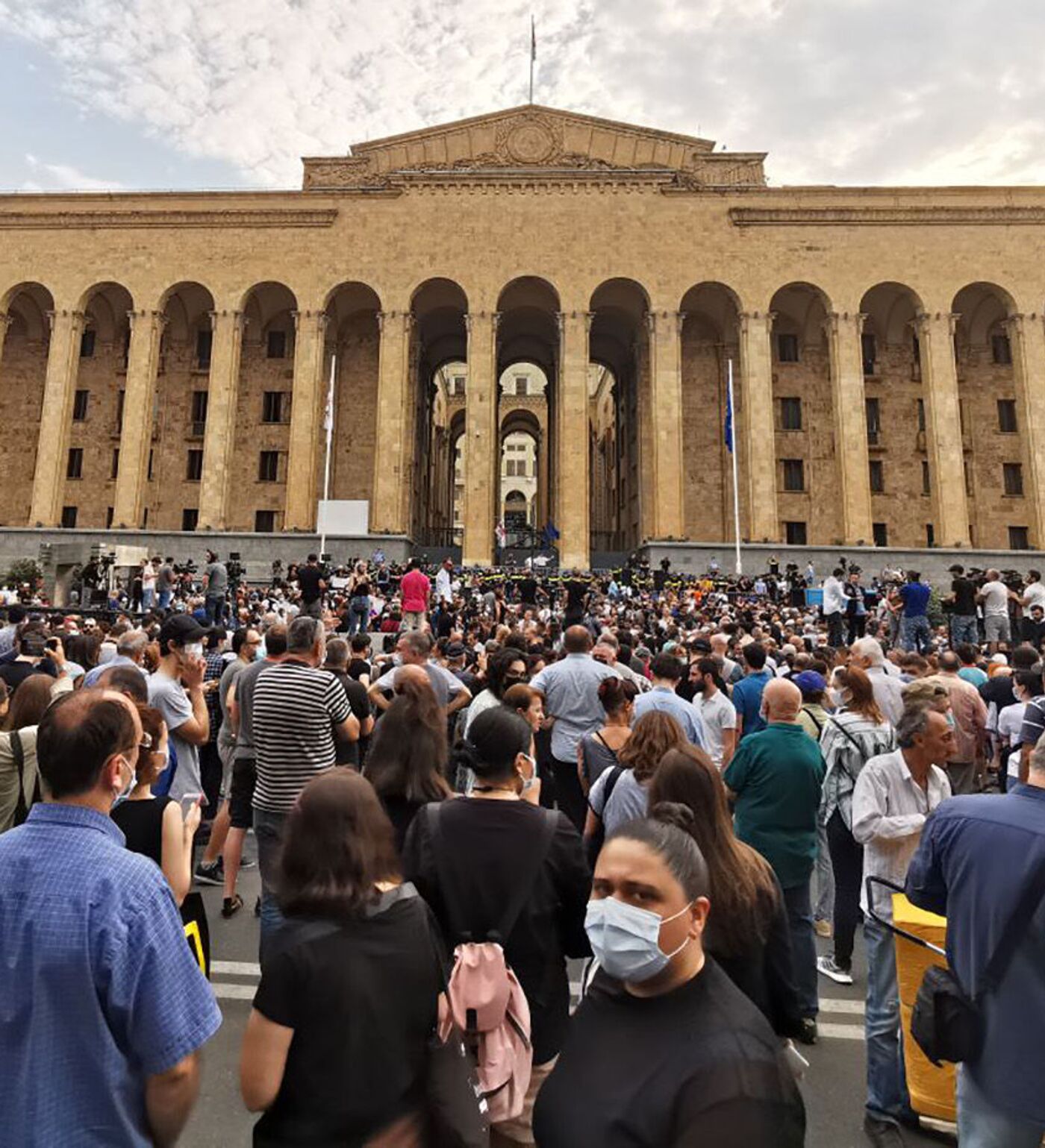 Тысячи людей протестуют в центре Тбилиси - проспект Руставели перекрыт