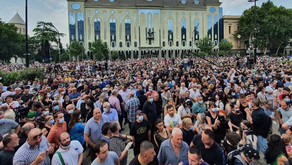 Акция протеста Система убивает! Выходи за жизнь! у здания парламента 11 июля 2021 года с требованием отставки правительства - Sputnik Грузия
