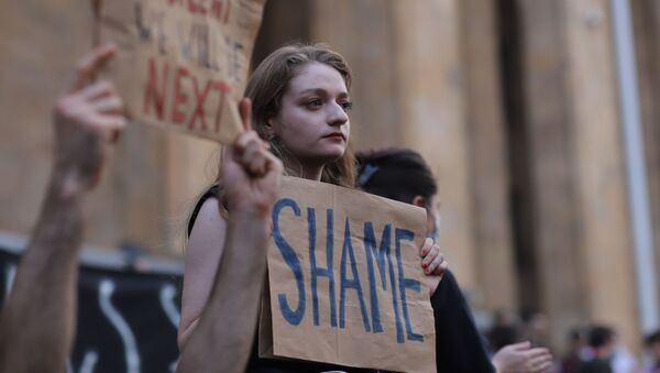 Протестующие держат в руках плакаты. Акция протеста у  здания парламента Грузии из-за смерти Лексо Лашкарава - Sputnik Грузия