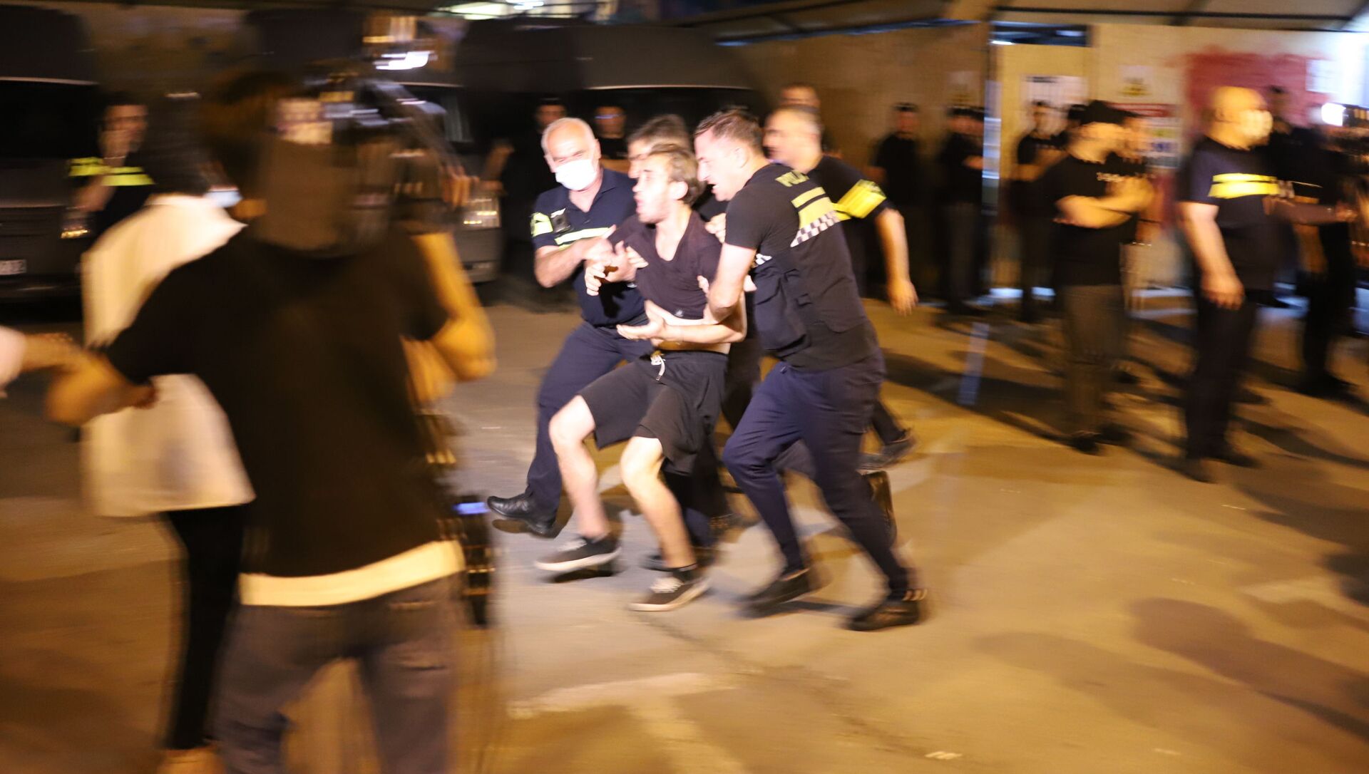 Полицейские задерживают протестующих у офиса партии Грузинская мечта. Акция в связи с гибелью Лексо Лашкарава 12 июля 2021 года - Sputnik Грузия, 1920, 14.07.2021