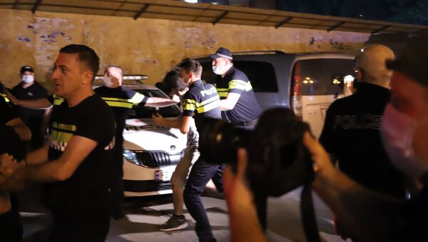 Полицейские задерживают протестующих   - Sputnik Грузия
