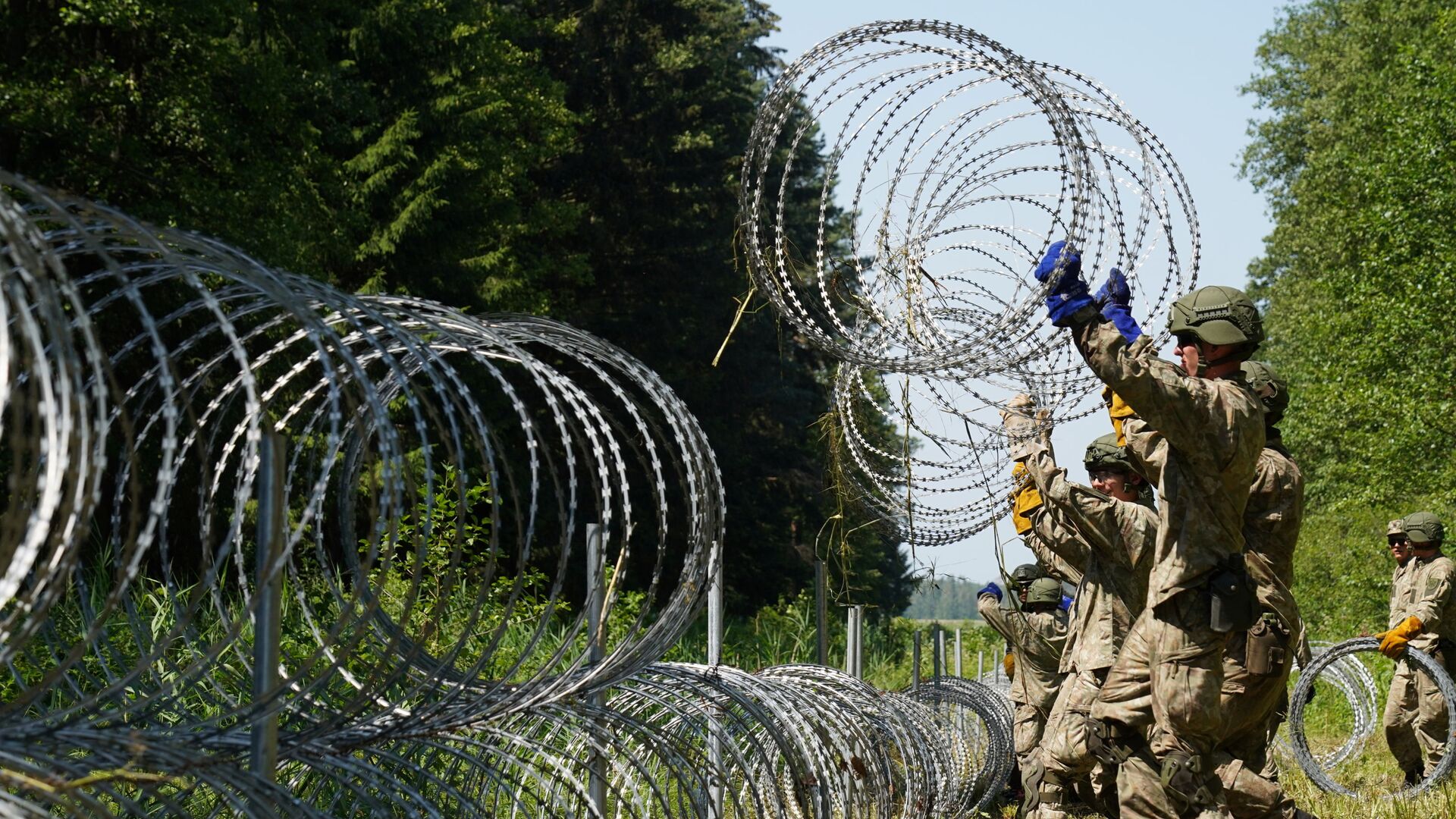 Солдаты литовской армии устанавливают колючую проволоку на границе с Беларусью в Друскининкае, Литва, 9 июля 2021 года - Sputnik Грузия, 1920, 14.07.2021