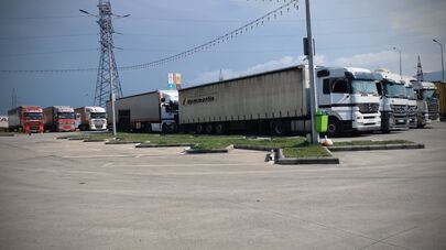 Грузовые фуры на стоянке