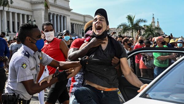 Арест участника антиправительственной демонстрации в Гаване, Куба - Sputnik Грузия