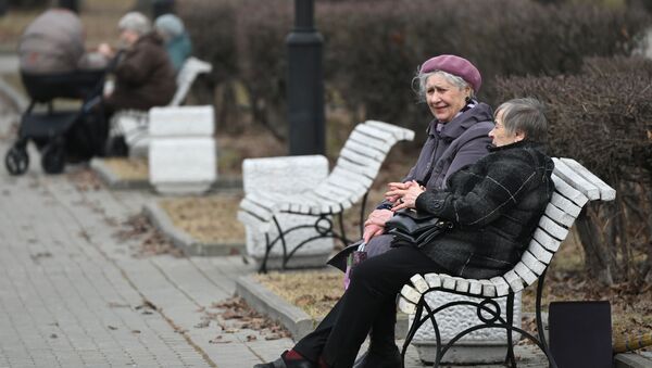 Женщины сидят на скамейке в Репинском сквере в Москве - Sputnik Грузия