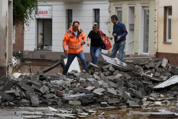 Спасательные службы работают тяжелых и опасных условиях, оказывая помощь пострадавшим - Sputnik Грузия