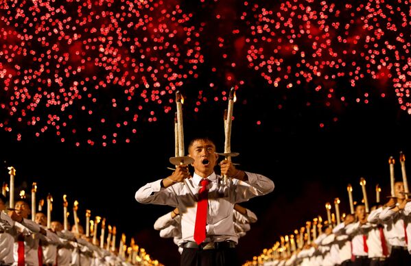 Фейерверк во время шествия с факелами в честь празднования 70-летия основания Северной Кореи в Пхеньяне, Северная Корея - Sputnik Грузия
