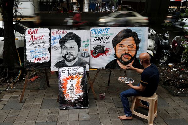 Художник завершает работу над картиной журналиста Reuters Danish Siddiqui в Мумбаи, Индия  - Sputnik Грузия