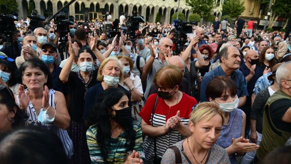 Акция протеста у здания Парламента Грузии 17 июля 2021 года  - Sputnik Грузия