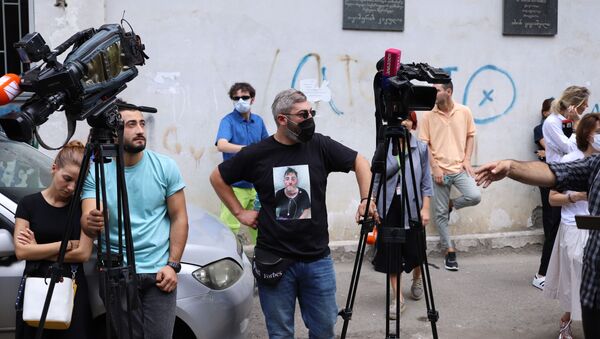Журналисты и операторы в майках с портретом погибшего Лексо Лашкарава - Sputnik Грузия