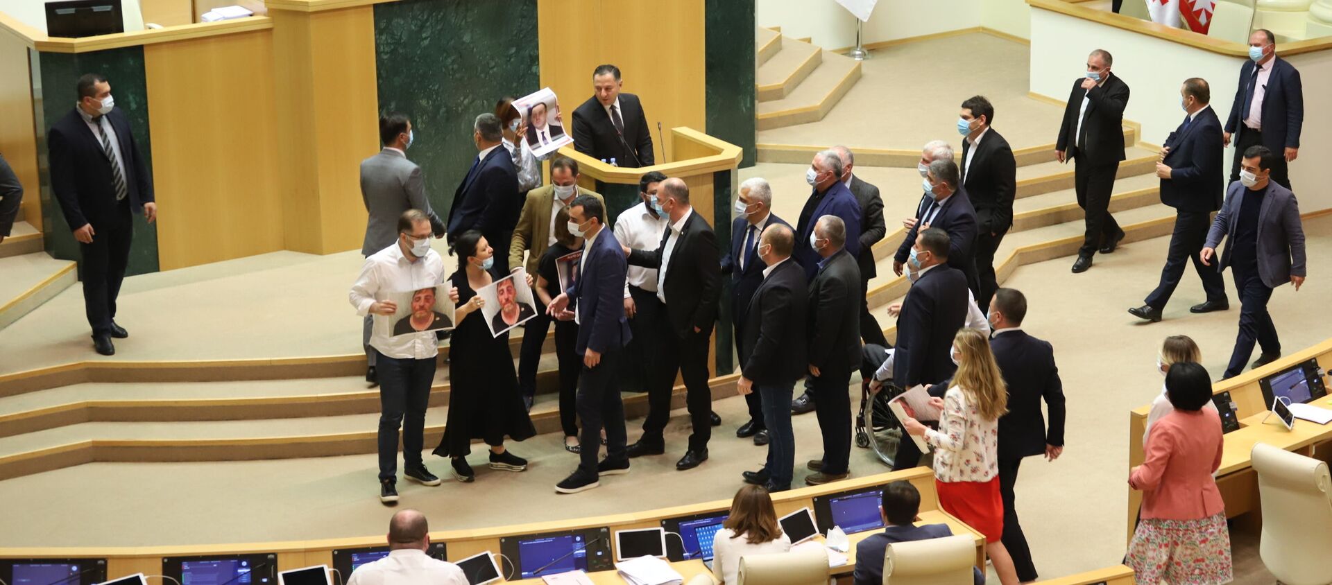 Сорванное выступление Вахтанга Гомелаури на заседании в Парламенте Грузии 18 июля 2021 года - Sputnik Грузия, 1920, 18.07.2021
