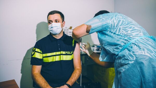 Грузинские полицейские делают прививки от коронавируса - Sputnik Грузия