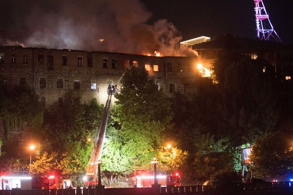 Огонь возник в ночь на среду в старом доме на улице Лагидзе - Sputnik Грузия
