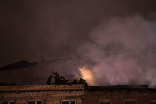 Пожарным пришлось тушить верхний этаж и крышу - Sputnik Грузия