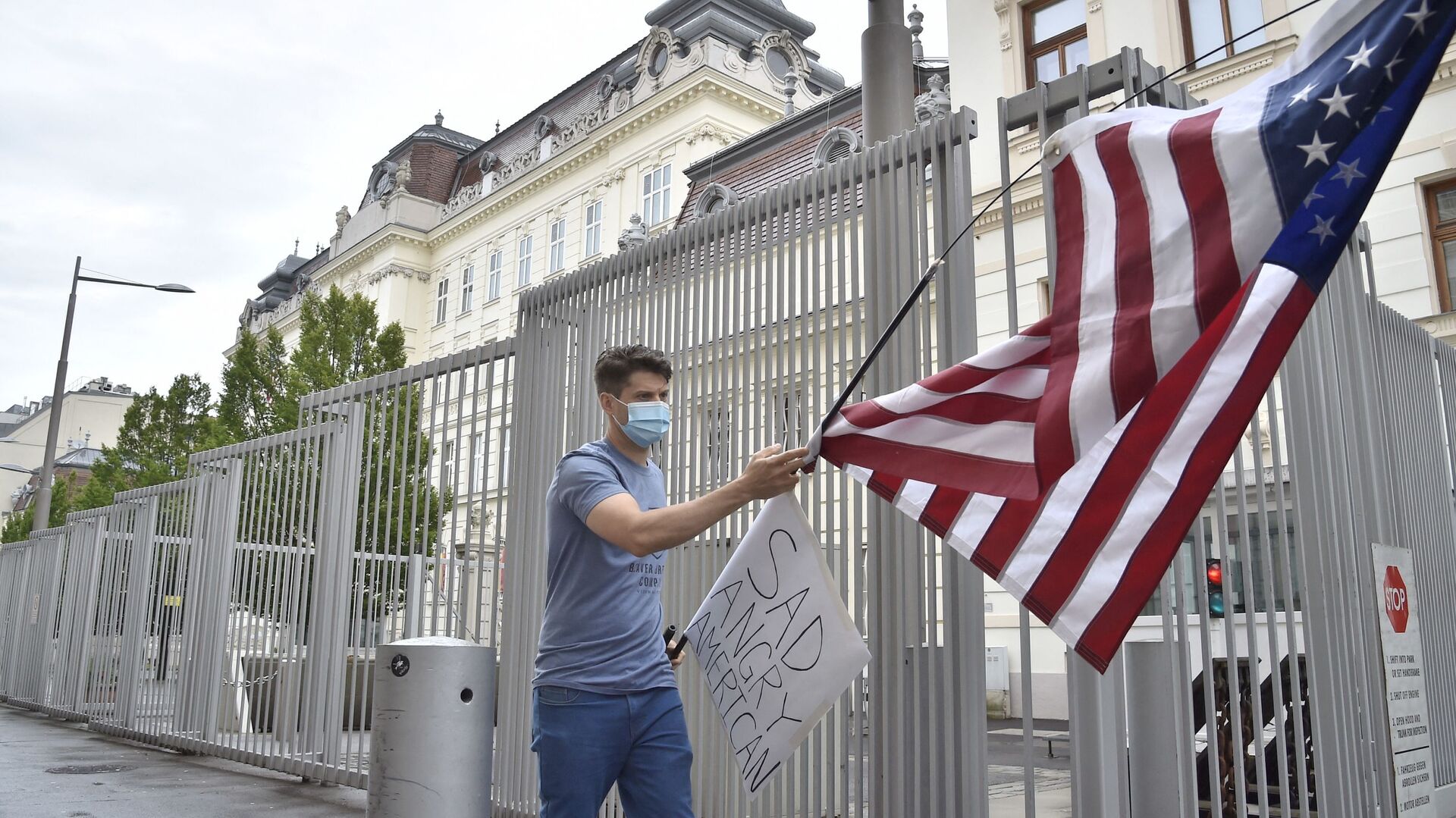 Протестующий сторонник BLM в Вене, Австрия, с флагом США у посольства Соединенных Штатов - Sputnik Грузия, 1920, 21.07.2021