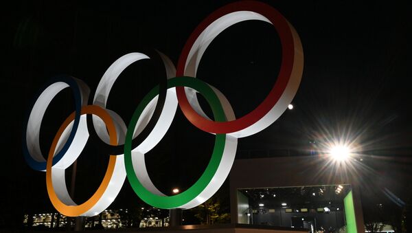 Монумент из пяти олимпийских колец у Национального олимпийского стадиона в Токио - Sputnik Грузия