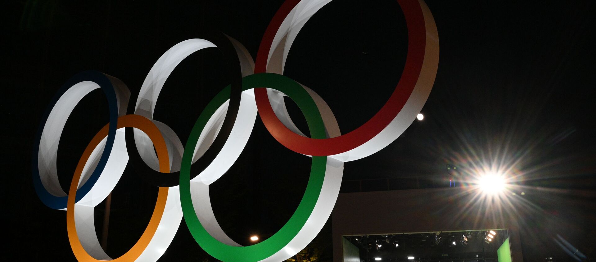 Монумент из пяти олимпийских колец у Национального олимпийского стадиона в Токио - Sputnik Грузия, 1920, 22.07.2021