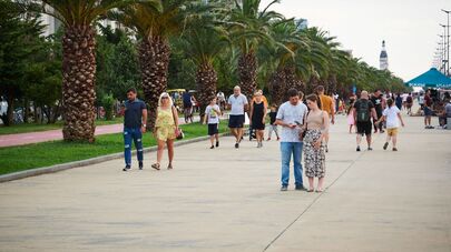 Батуми - туристы и отдыхающие жители Грузии гуляют по приморскому бульвару