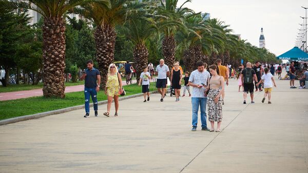 Батуми - туристы и отдыхающие жители Грузии гуляют по приморскому бульвару - Sputnik Грузия
