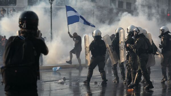 Греческая полиция использует слезоточивый газ для разгона протестующих против вакцинации в центре Афин  - Sputnik Грузия