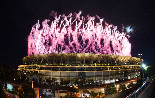 Салют над Национальным олимпийским стадионом на церемонии открытия XXXII летних Олимпийских игр в Токио - Sputnik Грузия