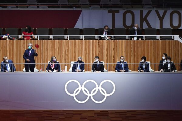 Члены МОК на церемонии открытия Олимпийских игр 2020 года в Токио - Sputnik Грузия