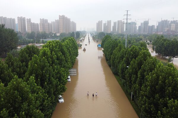 Затопленная дорога после ливневых дождей в Чжэнчжоу, провинция Хэнань, Китай - Sputnik Грузия