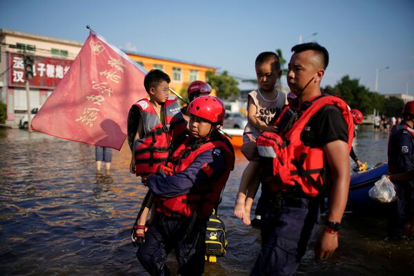 Эвакуация сельских жителей после наводнения в Синьсяне, провинция Хэнань. В ликвидации последствий стихийного бедствия участвует 200 тысяч человек - Sputnik Грузия