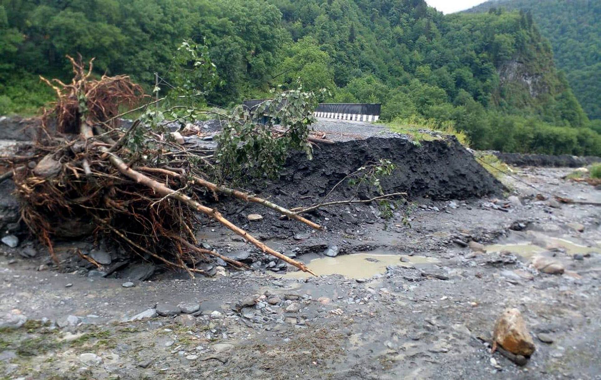 Последствия наводнения после ливневых дождей в Западной Грузии - разрушенные дороги и инфраструктура - Sputnik Грузия, 1920, 24.08.2021