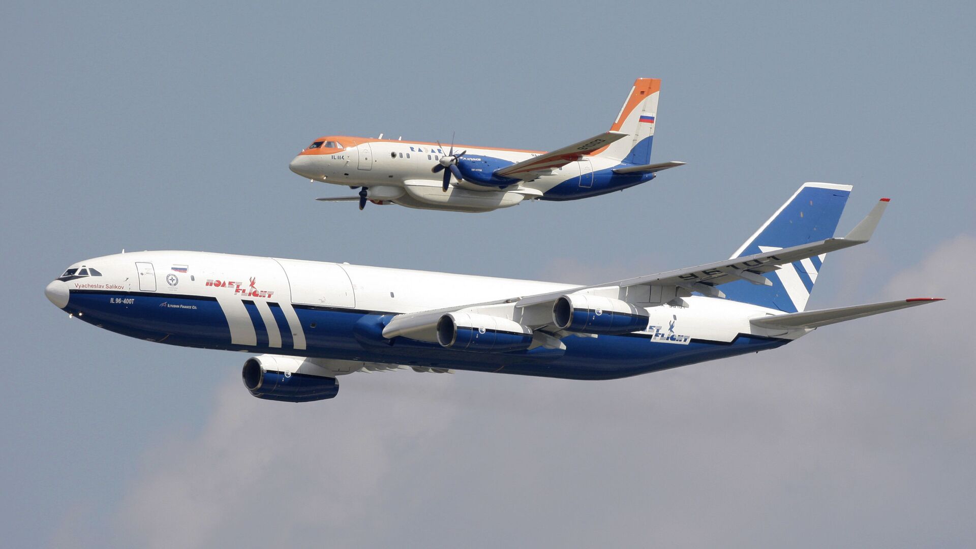 Самолеты: Ил-96-400Т (на первом плане) и Ил-114 - Sputnik Грузия, 1920, 28.07.2021