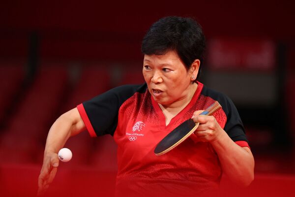 Китайская спортсменка Ни Сялянь, которой 58 лет, выступает на Олимпиаде за Люксембург в дисциплине - настольный теннис - Sputnik Грузия
